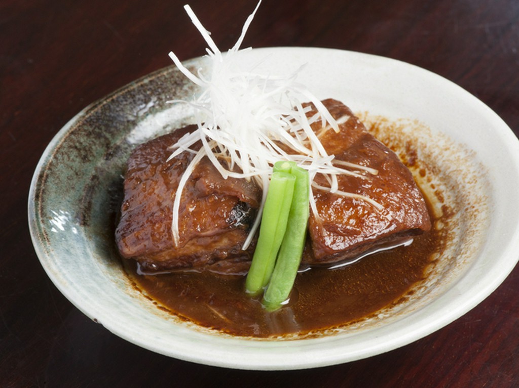 赤味噌のコクにスパイスを効かせて洗練さをプラス。国産豚肉を使用した『豚の味噌煮込み』