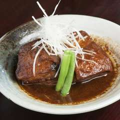 赤味噌のコクにスパイスを効かせて洗練さをプラス。国産豚肉を使用した『豚の味噌煮込み』