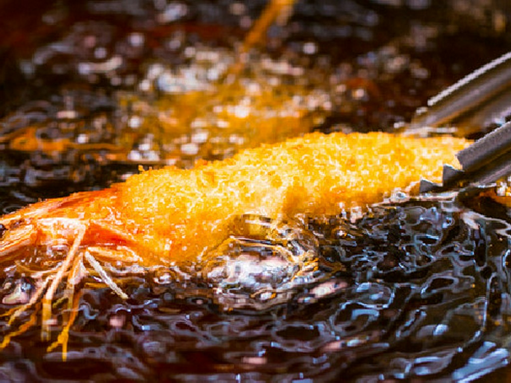 揚げたての串揚げにはやっぱりビール！当店は樽生超達人店です。