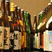 日本酒・約30種、本格焼酎・約100種。全国の色々な酒を飲んできた店主だからこその品揃えです。その品揃えは、東京や鹿児島から来られる方にも驚かれます。価格も良心的に設定。