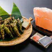 時期によって異なりますが、直で本わさびを厳選して仕入れています。豊かな風味と爽やかな辛味が魅力的。刺身の時には、自分自身で擦って食します。塩はヒマラヤの岩塩。食材の「良さ」を際立たせます。