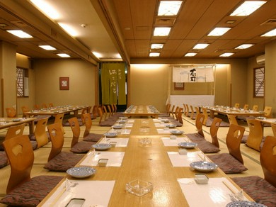 全館最大220名様収容可能。用途に応じて個室ご用意できます！