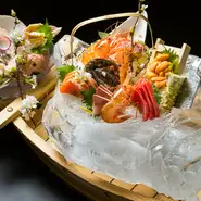 職人が1つ1つ毎日彫りあげる氷鉢！　蟹・海老・亀・木の葉・烏賊・貝など、様々な形の氷鉢を御用意しております。刺身の新鮮さ、美味しさは大前提！　豪快な氷鉢でお客様へ感動をお届けします！