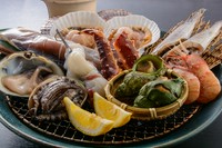 新鮮な帆立、鮑、たこ、北寄貝などは、豪快に焼くのが一番美味い！お客様自身で直接焼いて頂く人気メニューです。他店には真似できない価格とボリュームにこだわった海鮮浜焼きを是非お召し上がり下さい。