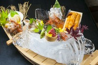 新鮮な魚介を食べたいなら「海鮮家はこだて」。職人が毎日氷を彫ります。木の葉、海老、亀、など様々な形をお楽しみください！職人手作りの氷鉢は一見の価値あり！宴会コースの刺盛りは氷鉢にて盛られています。