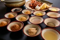 利尻の昆布、最高級のかつお節を使用した出汁に、新鮮な魚介類のエキスが溶け込んだスープは絶品！毎年厳選し直す「赤みそ」・「白みそ」・「田舎みそ」等7種の味噌を独自の配合でブレンドした味噌味があります。