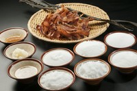 利尻の昆布、最高級の鰹節を使用した出汁に、新鮮な魚介類のエキスが溶け込んだスープは絶品！
 毎年厳選しなおす、鶏の出汁と5種類の塩でコクのある「白湯塩」味があります。