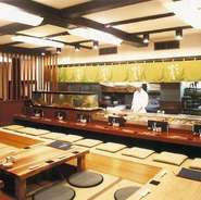 お一人様でも、お気軽にどうぞ。1～6名様までご利用可。
目の前で板前の調理する姿や、会話も酒の肴に。