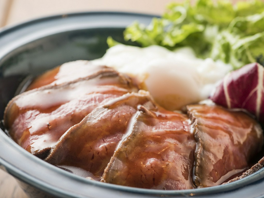 肉本来の旨みが味わえる『ローストビーフ丼』