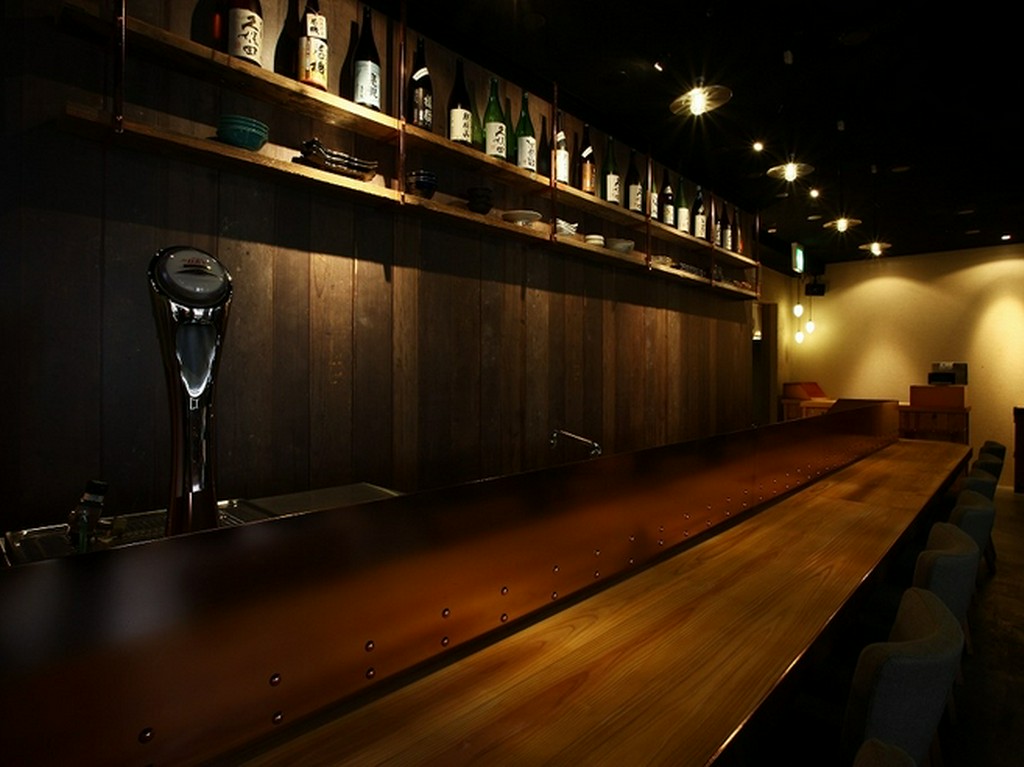 大人の時間を落ち着いて過ごせるゆとりあるカウンター席