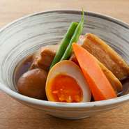 新潟のもち豚をじっくり焼き上げ、自家製のたれで煮込んだ角煮に味付き玉子のトッピングが美味しい煮物。お箸で切れるほどじっくり煮込んだ自慢の角煮です。御飯のお供にどうぞ。
