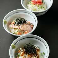 手前から順に、『真鯛の胡麻だれ　茶漬け』『塩引き鮭　茶漬け』『明太子　茶漬け』です。