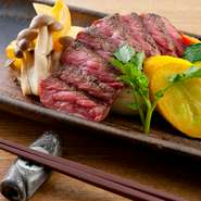 新潟県内で飼育されたある一定ランク以上の黒毛和牛肉に名づけられる「にいがた和牛」。産地直送のお肉を和風のステーキに焼き上げたもの。色鮮やかな焼野菜と共に彩りの良い一品です。