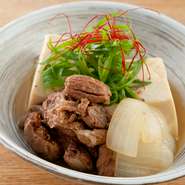 舌ざわりがなめらかで、大豆の味がしっかりしている奥只見の銘水を使用して作った「越後豆腐」と、肉の味が濃いにいがた和牛すじとを甘辛く煮込んだ一品。日本酒のお供におすすめです。