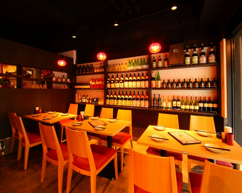 和モダンな店内、2人で囲むバラエティー豊かな料理