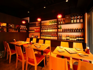 和モダンな店内、2人で囲むバラエティー豊かな料理