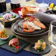 【タパス前菜】　料理長おすすめ3品
【サラダ】自家製ローズヒップドレッシング
【選べるメイン料理】お肉料理 or 海鮮料理　
【〆】仏AOP認証クロワッサン等 or 焼きおにぎり出汁茶漬け
【デザート】自家製デザート