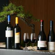 ワインは日本やフランス産を中心に、常時40銘柄ほど揃っています。これらはシェフが自ら試飲し、メニューに合うものを厳選したものばかり。価格帯は幅広く揃っていますが、低めに設定されているのも嬉しいところ。