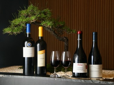 シェフが試飲し、厳選した料理に合うワインが低めの料金設定で
