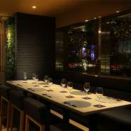 繁華街や飲食店とは一線を画す、ホテルの1階に店を構えているため、付近は食事できる店を探し歩く人はおらず、仕事などの目的を持った通行人がほどんど。ツウが通う、隠れ家的な店として利用できること間違いなし。