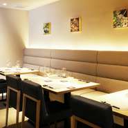 店内はモノトーンで統一され、卓上にはものが置かれていません。和食とワインというと、気取った感じがありますが、高級より上質、気取りより落ち着いた空間でのサービスがモットーなので、若い女性にも人気です。