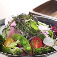 「健康」と「美容」がメニュー名になったヘルシーで美しいサラダです。
