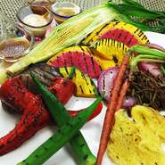 9月はインカの目覚め/海老芋/宿儺(すくな)南瓜/銀杏など普段スーパーなどでは中々お目にかかれない、珍しい”野菜”をご用意！黒酢たまねぎドレッシングをアレンジした４種のドレッシングでお楽しみください♪