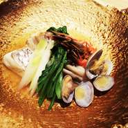 このメニューは、料理の腕よりも、食材の美味しさを楽しんでいただきたい一品です。美味しい野菜をより美味しくする、オイルを乳化させて塩分をまろやかにした、野菜に合うプロバンス風の特製ソースでどうぞ。