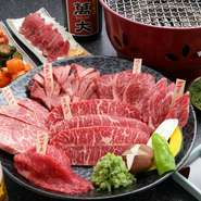 【炭火焼肉　萬大】では、厳選して仕入れている「和牛」を各部位ごとに提供しています。また、「秘伝のタレ」は数種類の素材をふんだんに使い、肉の旨味を際立たせています。
