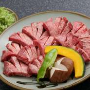 切れ目を入れて、柔らかく美味しく食べられるような工夫を施しています。提供される、自家製「うまみねぎ塩」は、甘味もあり、一緒に食べるとタンのおいしさを更に際立てます！