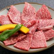 小サシが入り脂肪も少なく、非常に柔らかい肉質です。厳選黒毛和牛使用。