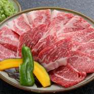 ざっくりした食感・あっさりする上質な甘みが特徴。厳選黒毛和牛使用。