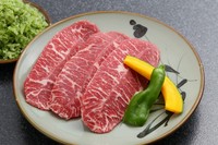 赤みでありながら、サシが入っており、ロースモモとは別の味わいが楽しめます。厳選黒毛和牛使用。