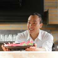 「たくさんのお客様に美味しい料理を食べてもらいたいと常に考えています。大勢でもお一人でも、心から満足していただけるよう、常に真摯な気持ちを大切に努力する毎日です。」と金森氏。