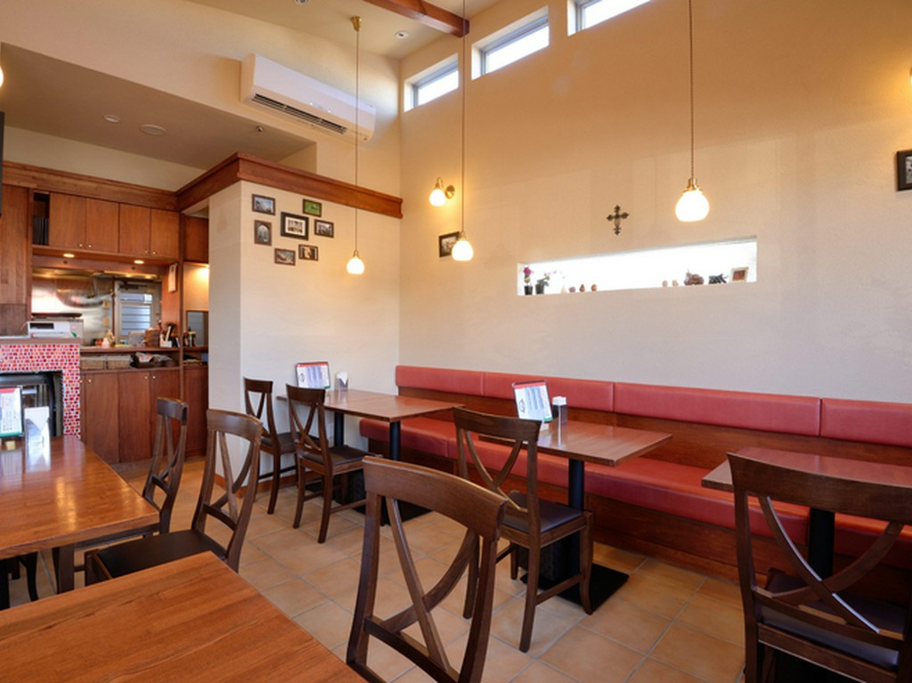 ワインを傾けつつ料理を味わう大人の時間を満喫