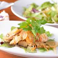 旬の野菜を使った『グリーンサラダ』や肉や魚をカラッと揚げ、程よい酸味が旨みを引き立てる『季節のエスカベッシュ』など移り変わる季節の素材を取り入れた料理の数々。時期ならではの味わいを存分に堪能できます。