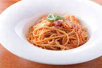 ベーコンと玉ねぎのトマトソースパスタ