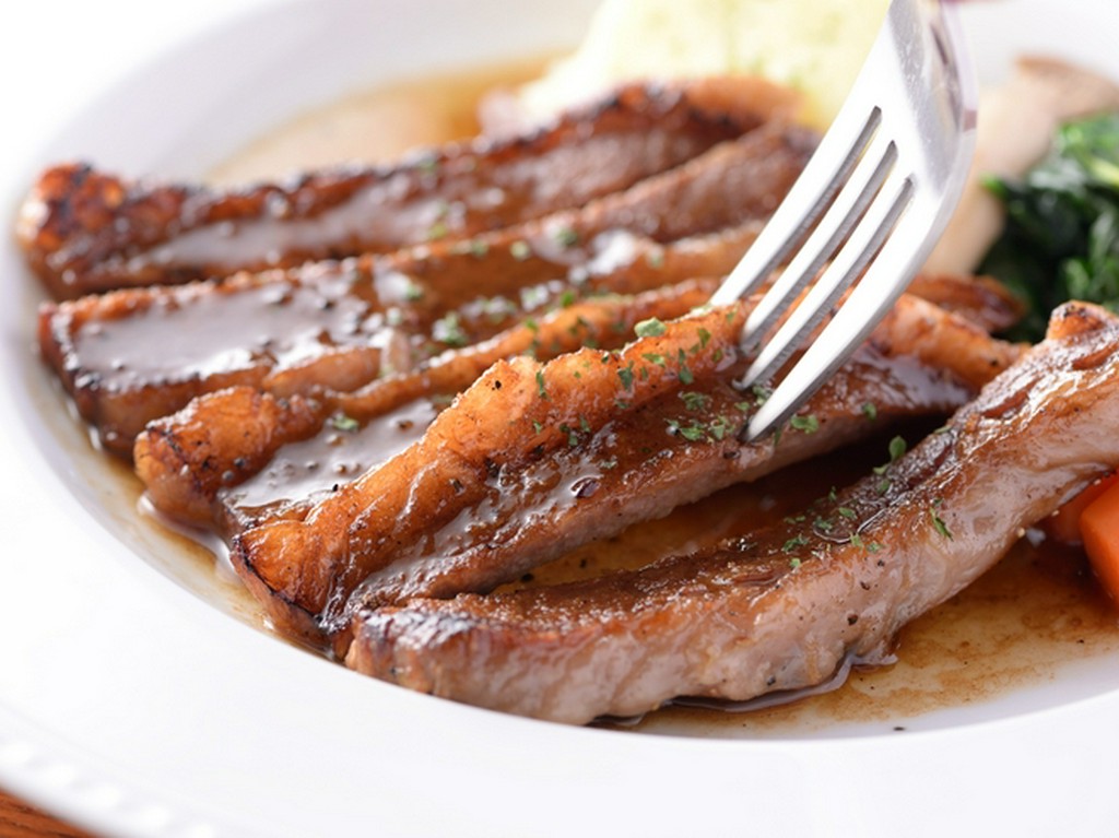 芳醇なマルサラソースが肉の旨みを引き立てる『牛ロースステーキ　マルサラ風』