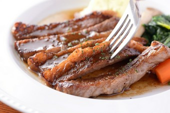 芳醇なマルサラソースが肉の旨みを引き立てる『牛ロースステーキ　マルサラ風』