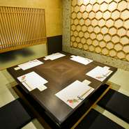 完全個室の洗練された和の空間は、接待にもぴったり。四季の趣きあふれる接待向けの懐石料理などもあり、くつろいだ雰囲気とともに商談を強力にサポートしてくれ、充実した時間となりそうです。当日接待もお任せを。