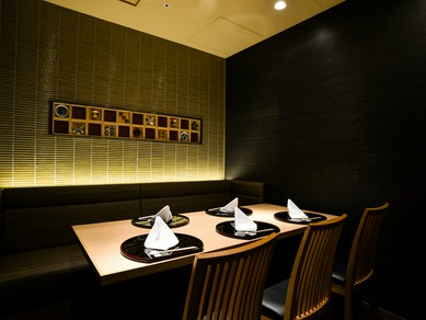 和モダンな落ち着いた個室で、くつろいだ時間を満喫