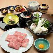 一の膳：季節の旬菜／豊洲直送 鮮魚のお造り
二の膳：《鳥取和牛すき焼き》 鳥取和牛100g／旬野菜／玉子
　　　白米（おかわり自由）または　炊込みごはん（数量限定）
　　　お椀／香の物
甘 味 ： 本日のデザート