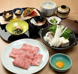 前菜からなる一の膳と、メインのすき焼き二の膳、デザートがついております。個室でゆっくりご堪能下さい。