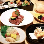 お刺身もついて昼接待に人気の昼会席膳。メインが肉の《和》と魚の《桜》2種、個別にお選びいただけます。