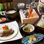 見た目も華やかな会席コース。
急な接待もお任せください。（飲み放題別途／当日対応可能）