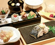 会席膳3,000円※は、メインが肉料理の《楓》と魚料理の《葵》2種類。個別にお選びいただくことが可能です。