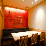 6名様×2室、4名様×2室を組み合わせて、ゆったり20名様向けのテーブル席です。テーブルを追加して22名様迄ご案内が可能です。※写真は竣工前のイメージ画像です。
4名～22名
