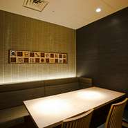 独立タイプの6名様向けテーブル個室です。ひと続きの間として組み合わせる事が出来ない独立タイプの個室の中で一番奥にある、ゆったりとおくつろぎいただけるお部屋です。
5名～6名