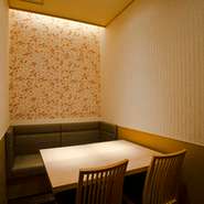 こちらは4名様席×2間と6名様席×1間が隣り合ったお部屋です。テーブルでの接待や打合せなどにも最適です。※写真は竣工前のイメージです。
3名～6名
