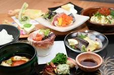 和と洋の料理人が旬の食材と美山のゆばをふんだんに使った本格創作ゆばコースをお楽しみいただけます。